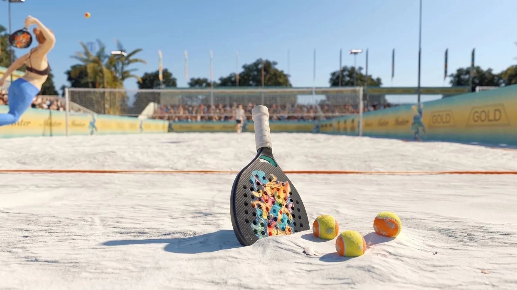 Raquete e bolas de beach tennis na areia, com quadra e arquibancada ao fundo