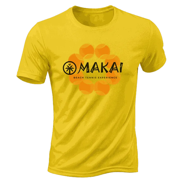 Camiseta oficial amarela com a marca Makai Beach Tennis Experience estampada no peito